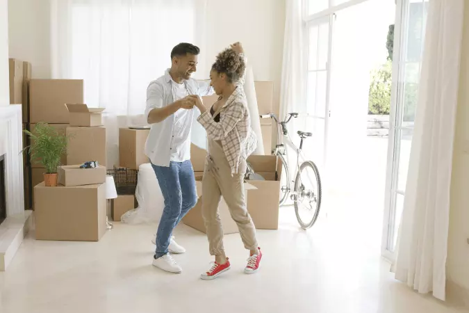 un couple danse au milieu de cartons