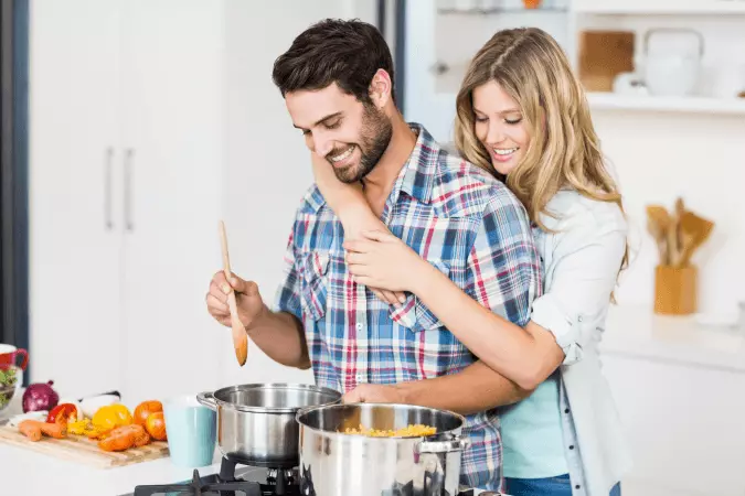 Un couple dans une cuisine