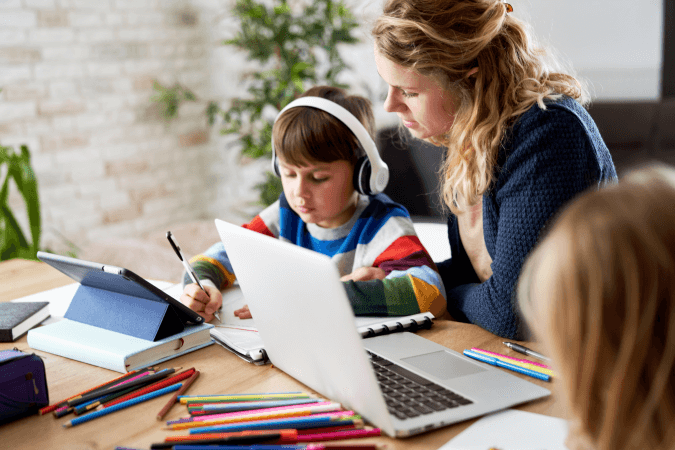 une femme et un enfant à côté d'un ordinateur