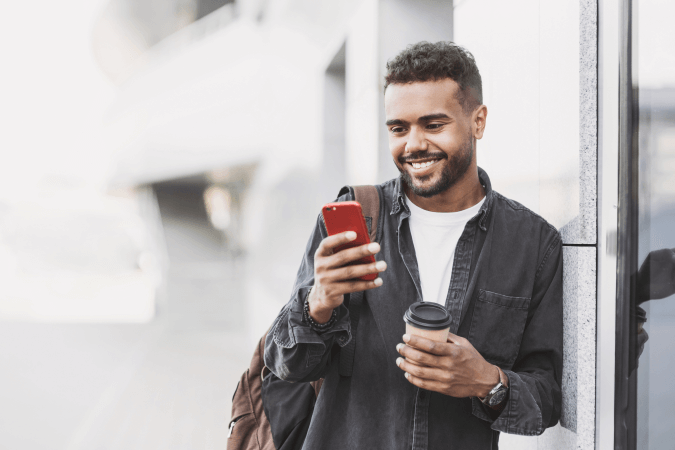 un homme tient un téléphone dans sa main