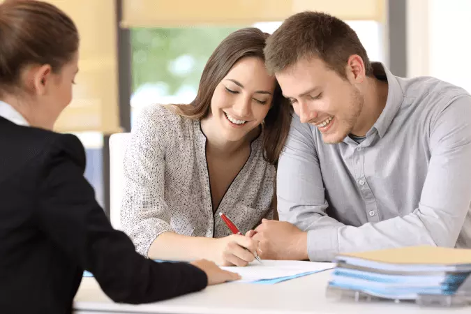 un couple signe des papiers